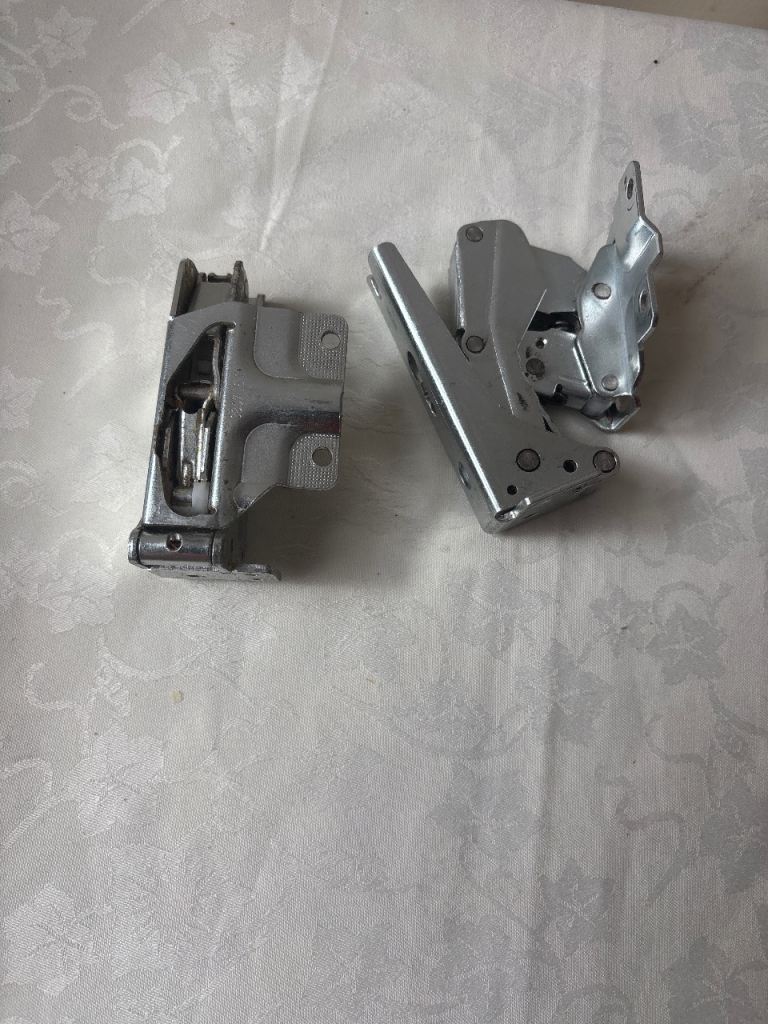 Kitchen cabinet hinges