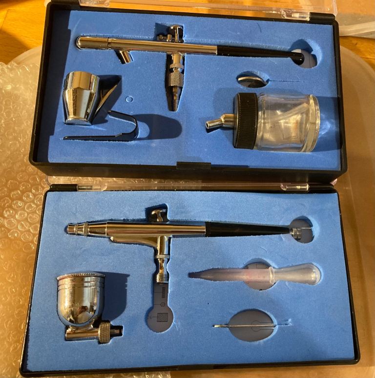 Airbrush Kit with Compressor and Cleaning Set – As New
