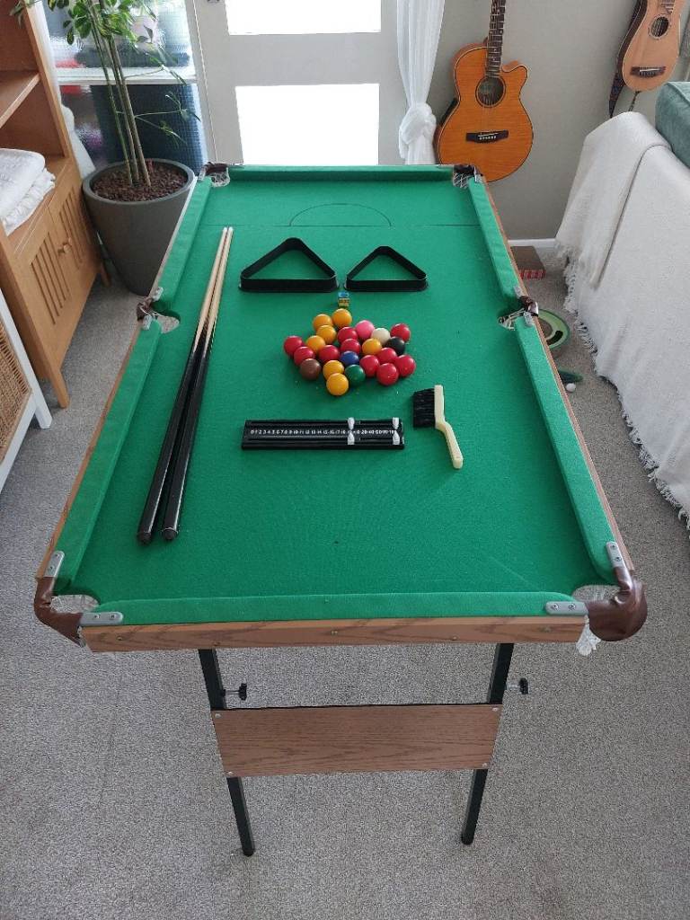Folding pool/snooker table
