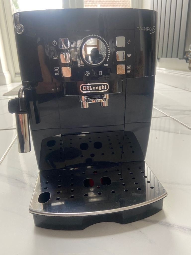 DeLonghi Magnifica S Coffee Machine – Black, Good Condition