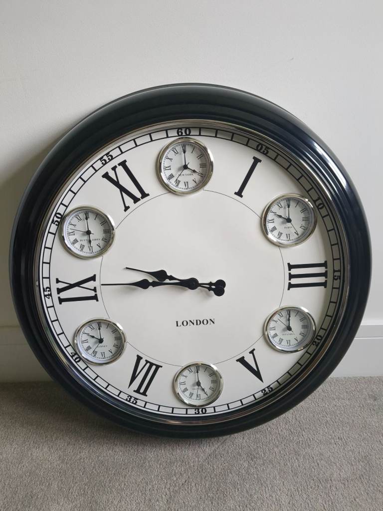 Wall clock with 6 round the world clocks 