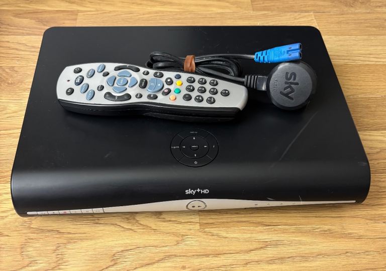 Sky hd box with remote - working