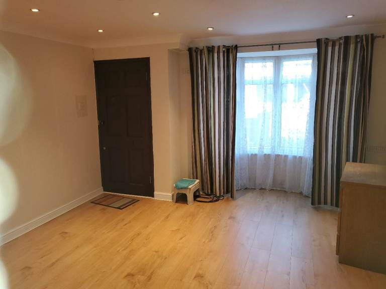 Studio flat with private parking-New Malden