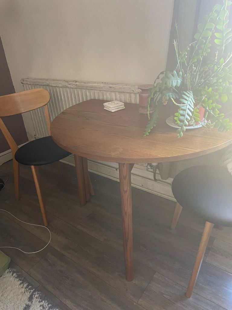 Round 4 seater drop leaf extendable dining table and 2 chairs 