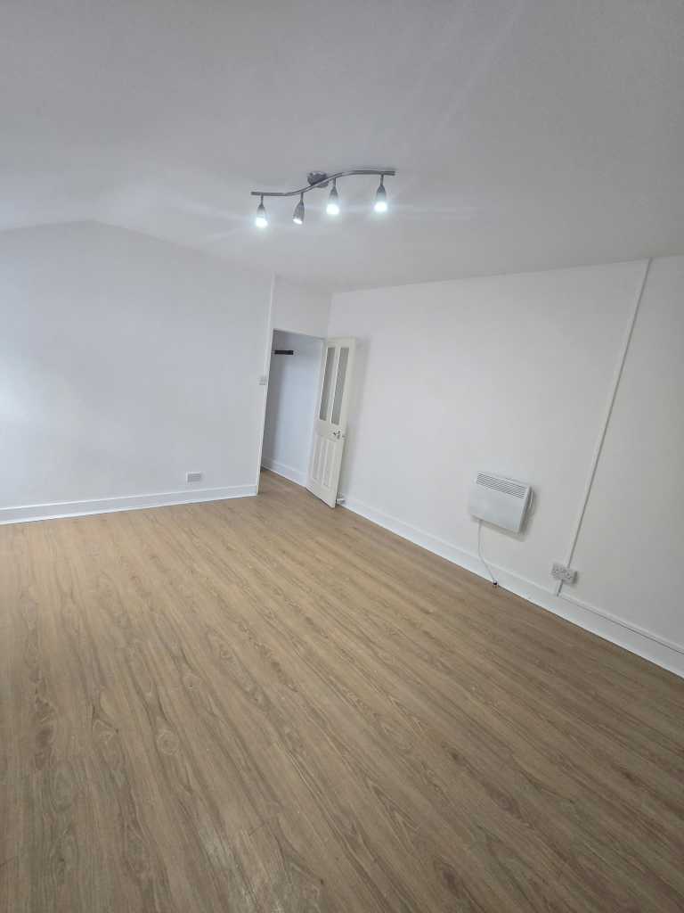 1 bedroom flat in Lovely Self-Contained Studio Flat â Next to Barking Station! IG11 8TN Â£1350