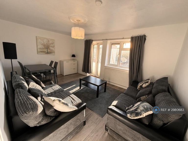 3 bedroom flat in Wydeville Manor Road, London, SE12 (3 bed) (#2980683)