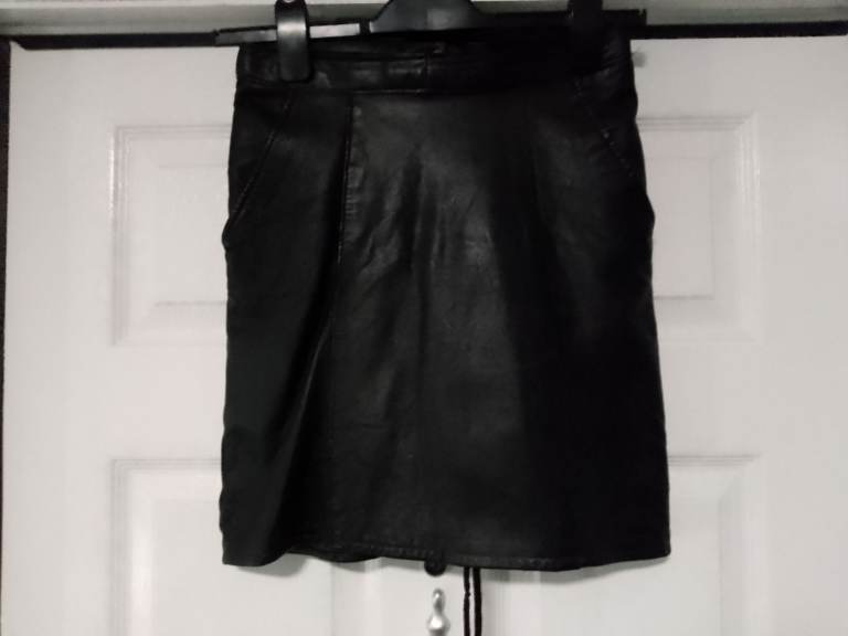 VINTAGE HAND MADE LEATHER MINI SKIRT WITH POCKETS W waist L 17 length 1980'S