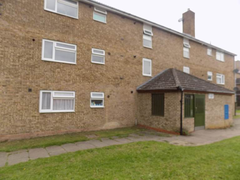 **Spacious**Parking**Ideal For Couple**Next To Parkland**Fitted Kitchen**