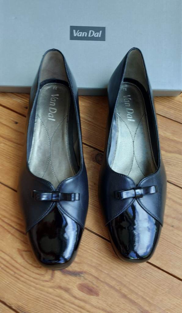 Black Leather & Patent Shoes. Van Dal Daybreak. Size 5 EE Extra Wide. NEW IN BOX