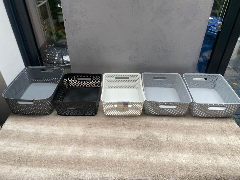 5 x Plastic Wicker Rattan style Baskets Storage trays Bedroom House office Kitchen £10 for all