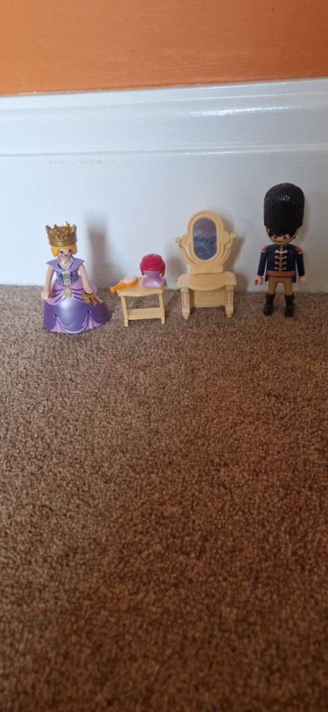 PLAYMOBILE FIGURES. PRINCESS AND SOLDIER. EXCELLENT CONDITION.