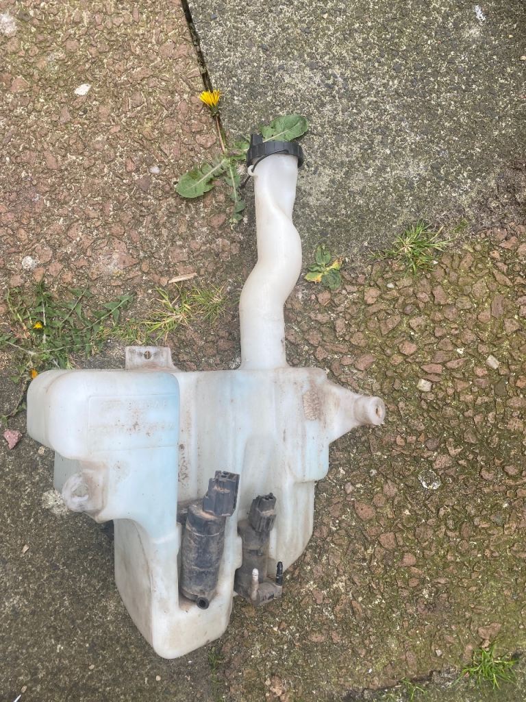 Ford Mondeo windscreen washer bottle