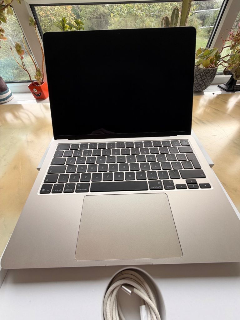 🍎 MacBook Air 2025 13-inch M4 – 16GB RAM / 256GB SSD – Like New – Warranty Until Jan 2027