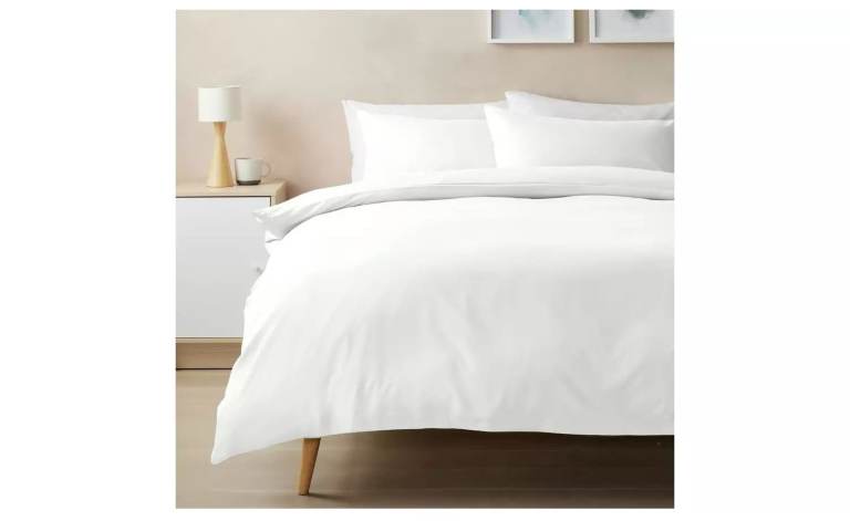 Nearly New - Double Bed Duvet Cover AND FREE Pillowcases - White