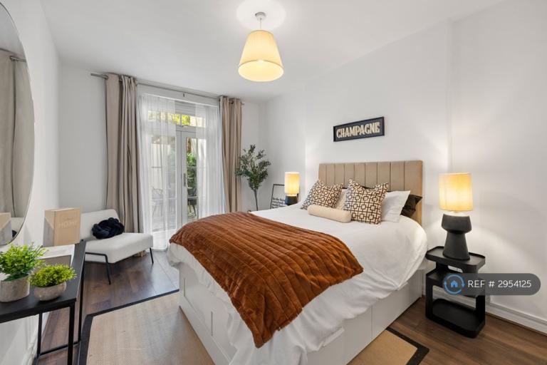 2 bedroom flat in Eardley Crescent, London, SW5 (2 bed) (#2954125)