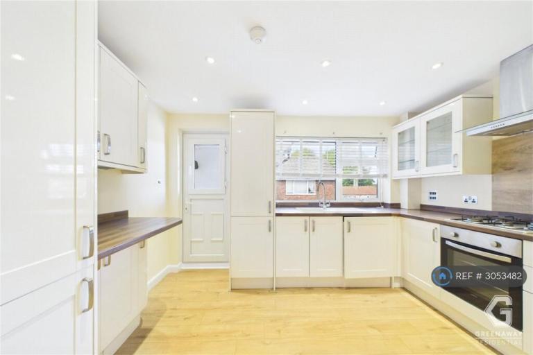 2 bedroom flat in The Chestnuts, Horley, RH6 (2 bed) (#3053482)