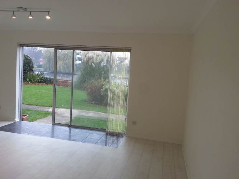 1 Bed Exective Riverside Apartment in Staines