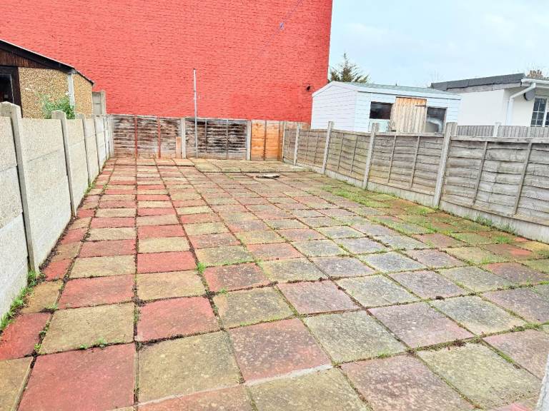 Beautiful Three Bedroom Terraced House to let on Highbury Gardens Seven Kings IG3,