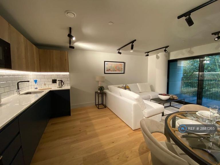 2 bedroom flat in Tower Bridge Road, London, SE1 (2 bed) (#2887265)