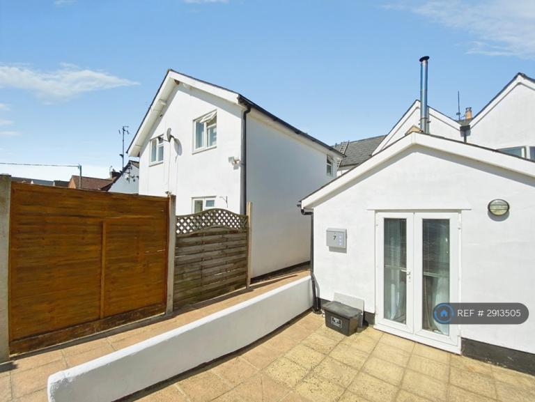 1 bedroom flat in High Street, Semington, Trowbridge, BA14 (1 bed) (#2913505)
