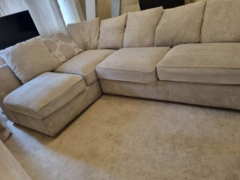 Corner sofa L shape  good condition dlevery available 
