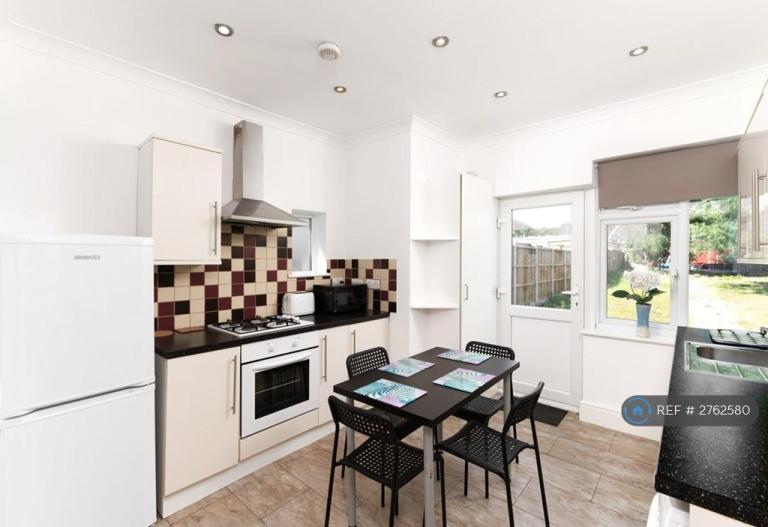 2 bedroom house in Eastern Avenue East, Romford, RM1 (2 bed) (#2762580)