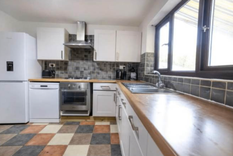 4-Bedroom House | Renovated | Fitted Kitchen | Parking | Southernwood Drive, Swindon, Wiltshire-SN2
