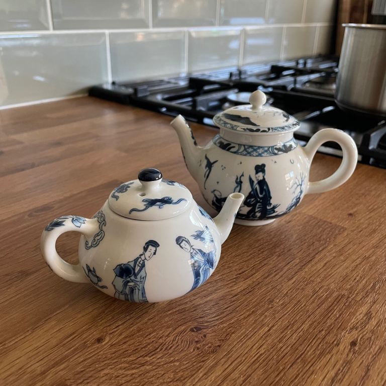 V&A Museum Collectors Miniature Teapots, Worcester and Kangxi. Mint Condition.