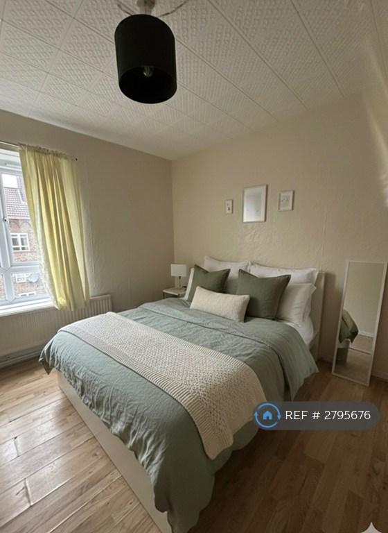 1 bedroom in Sherborne House, London, SW8 (#2795676)