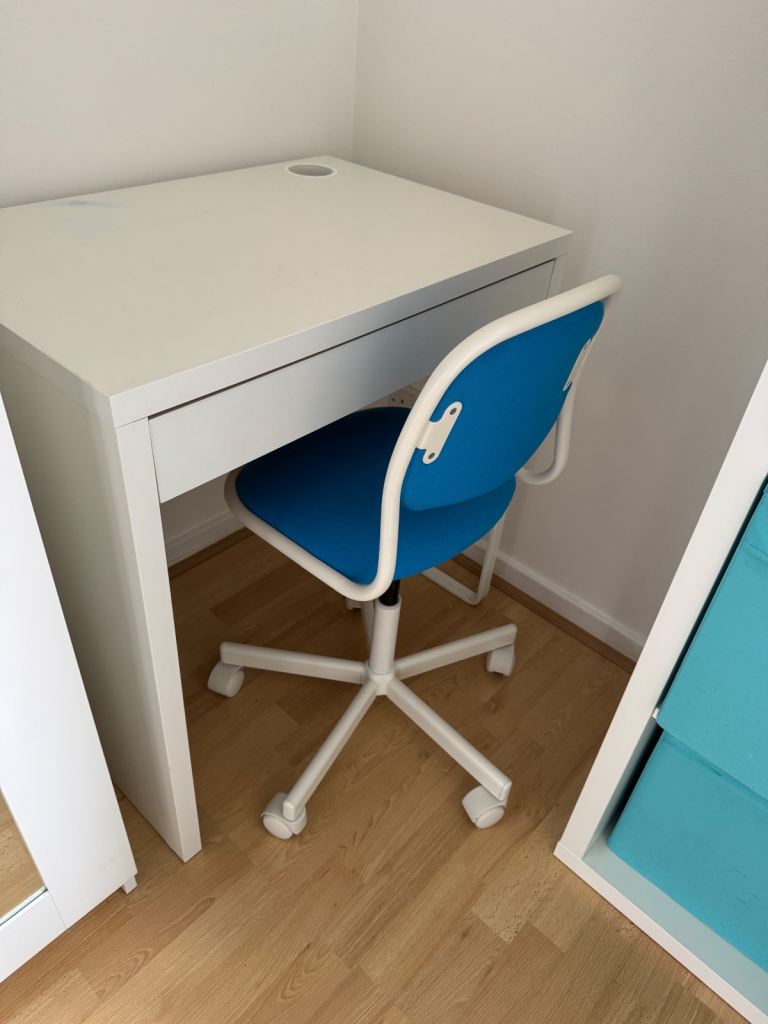 Children’s desk computer table and adjustable chair 