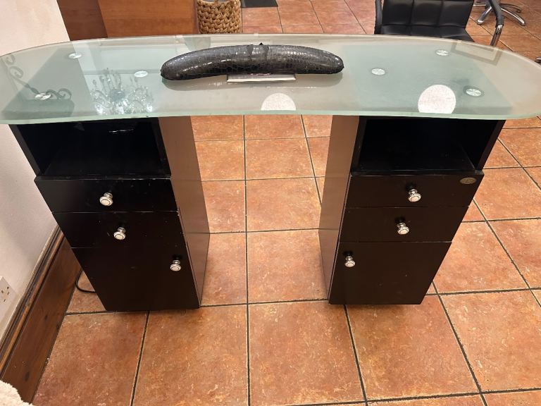 manicure table with electric fan