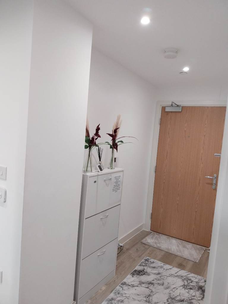 LARGE ROOM AVAILABLE FOR RENT IN HIGH STREET HOUNSLOW TW3 