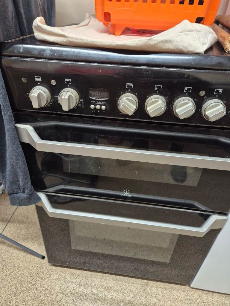 Indesit electric cooker with grill feature 