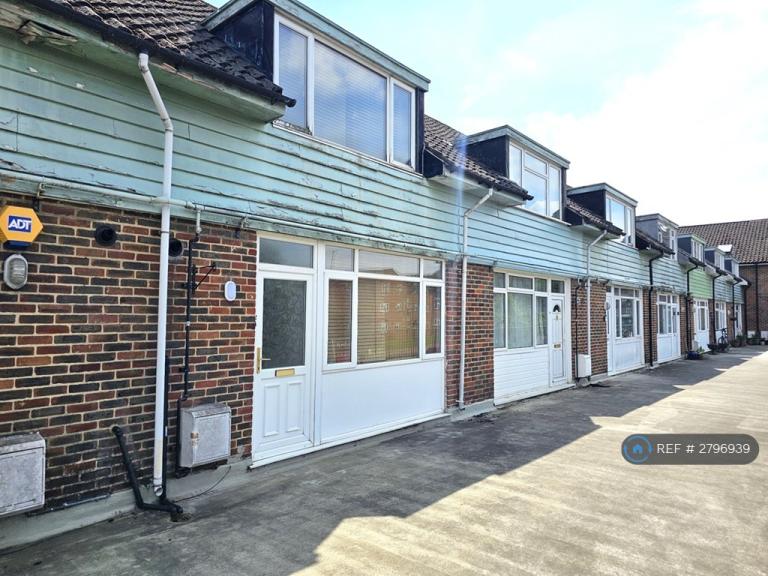 2 bedroom flat in Chenies Parade, Amersham, HP7 (2 bed) (#2796939)