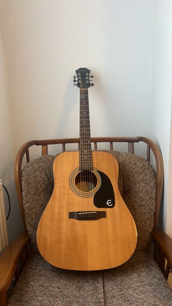 Epiphone DR-100NA Acoustic Guitar W/Bag and Green Strap.