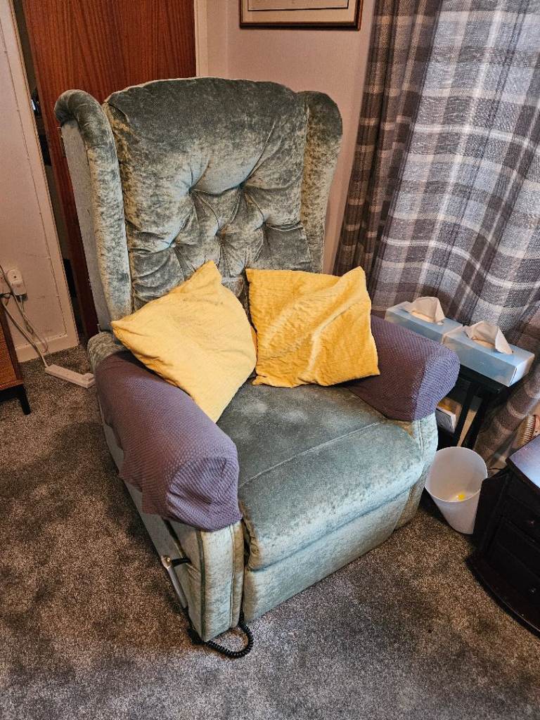 Recliner riser chair electric 