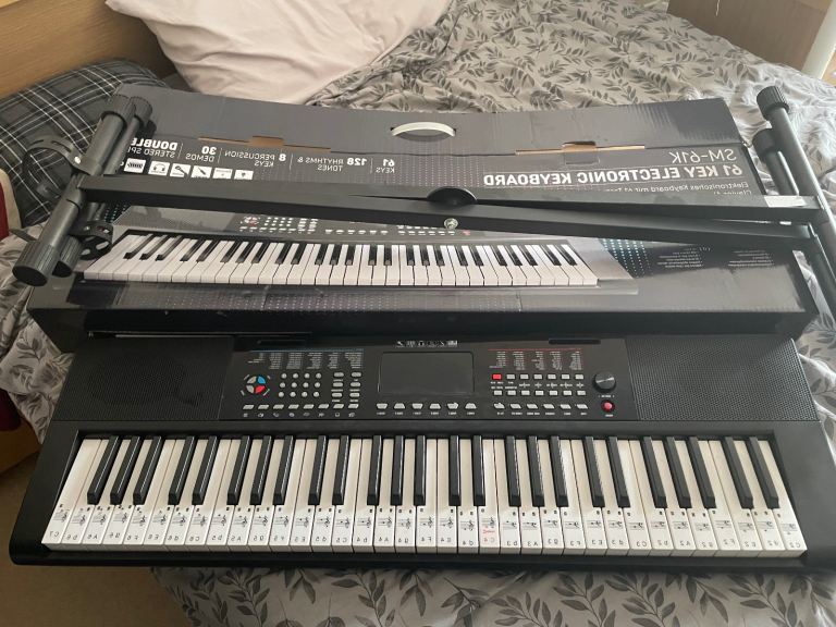 Electronic keyboard and stand