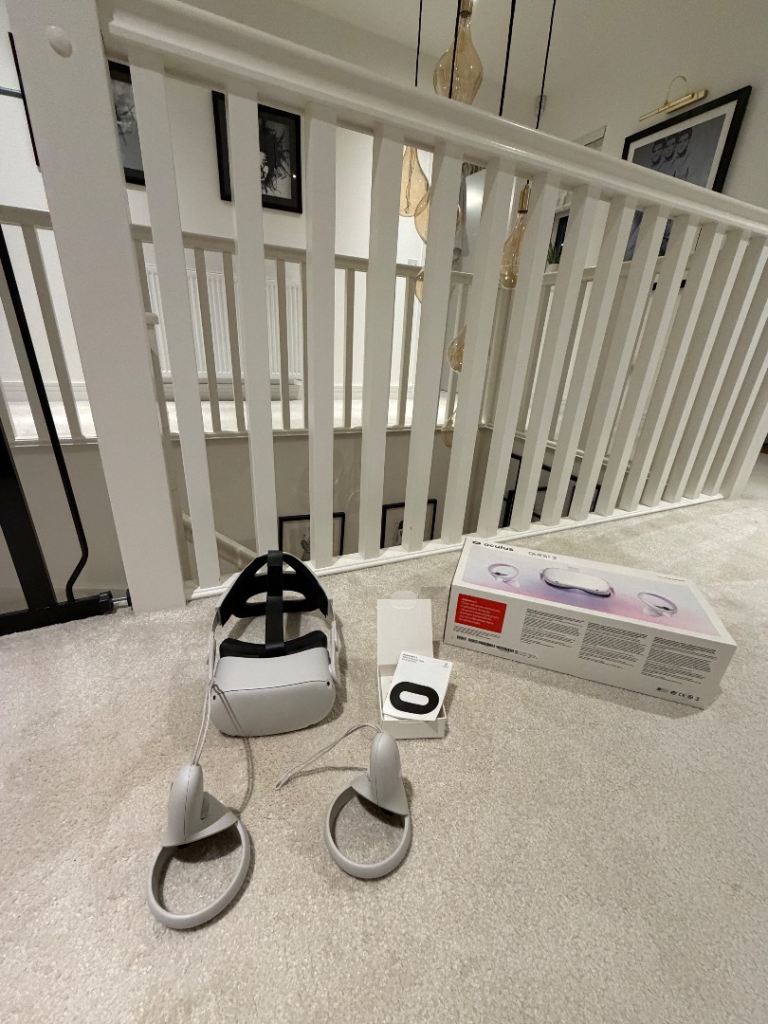 Oculus Quest 2 VR Headset with Controllers & Original Box
