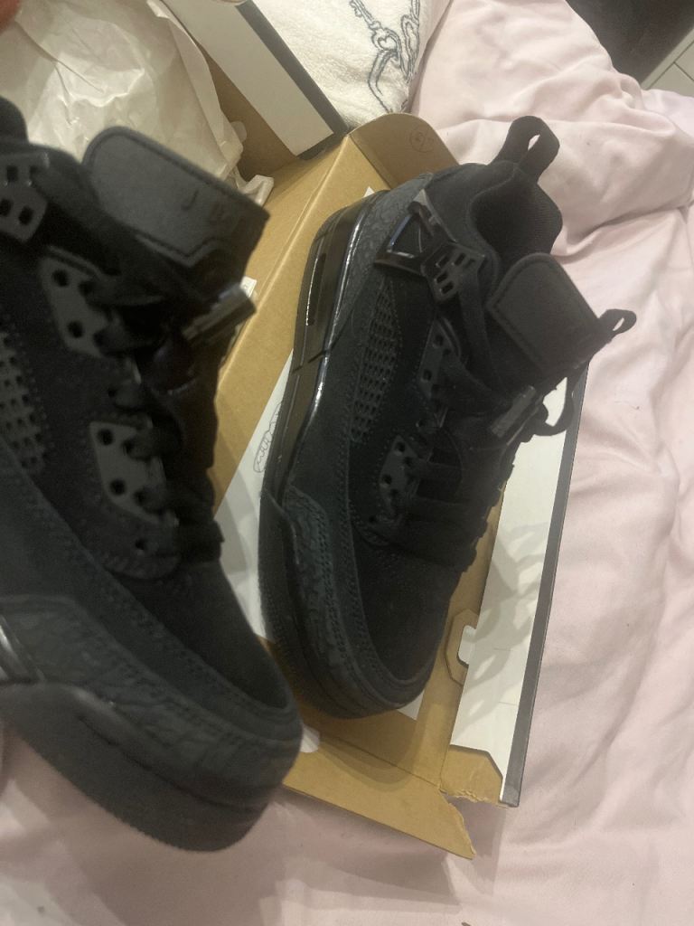 Black cats Jordan 4’s