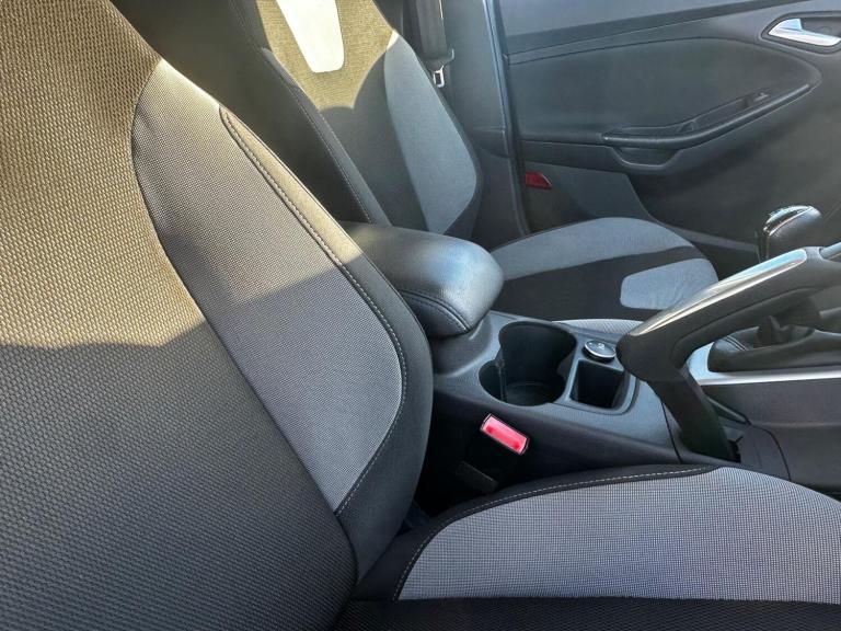 2011 Ford Focus 1.6 125 Zetec 5dr HATCHBACK PETROL Manual