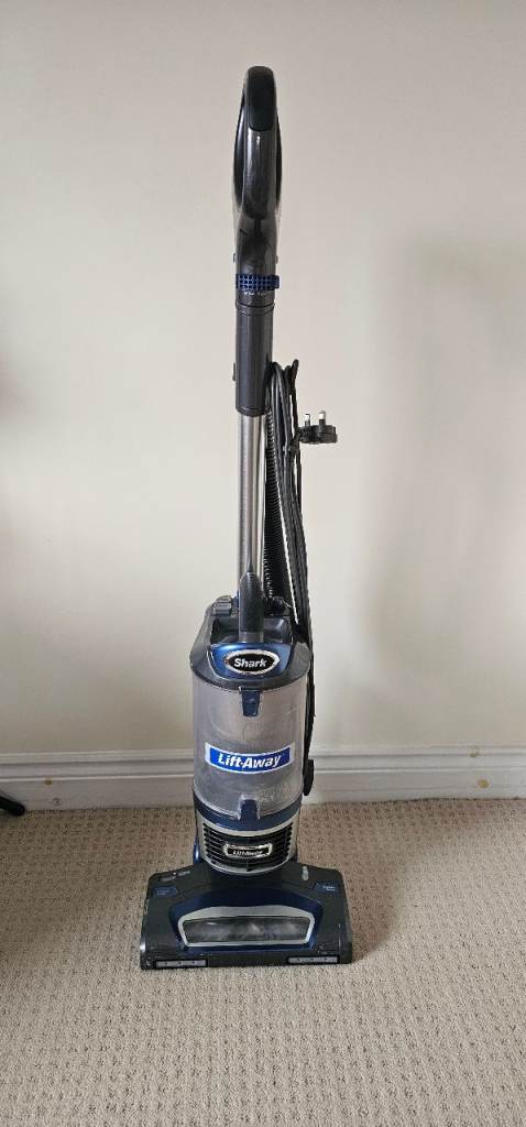 Shark lift away vacuum cleaner 