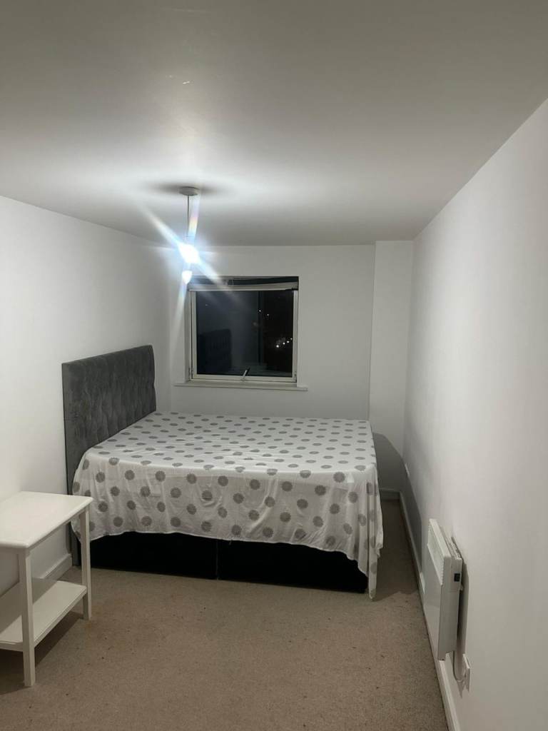 Beautiful King-Size Room with Private Bathroom to Let - Bolton BL1