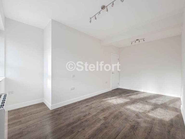 2 bedroom flat in Court Road, London SE9