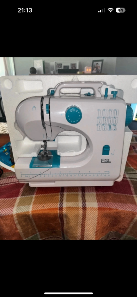 Compact sewing machine 