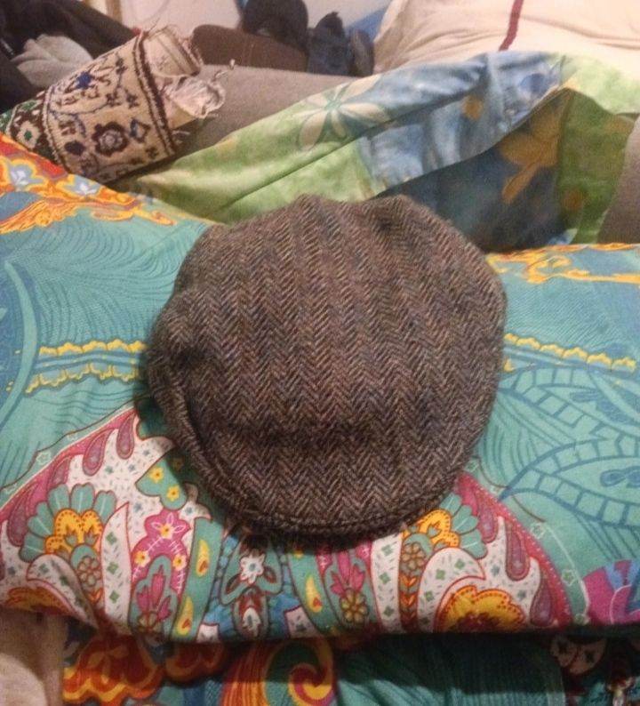Grey flat cap. 