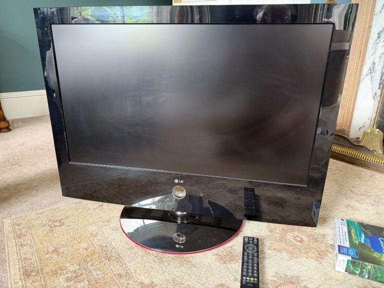 LG Flatron M227WDP 37” Full HD TV with Remote