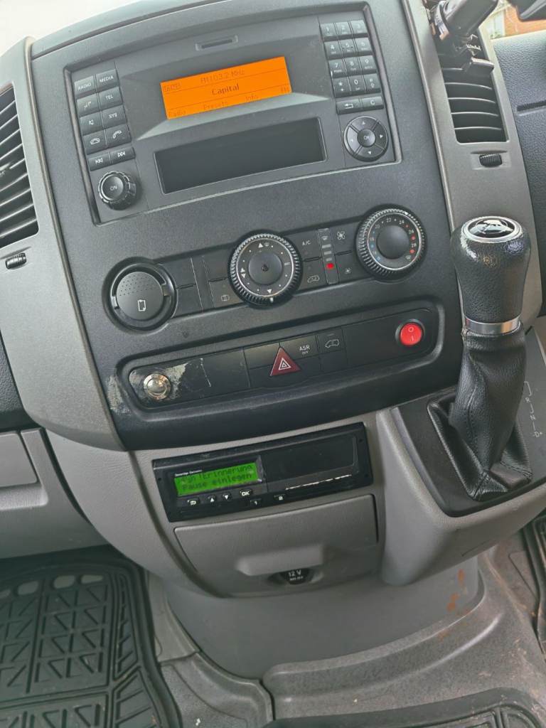 Mercedes-Benz Luton van CURTAINSIDE 2017