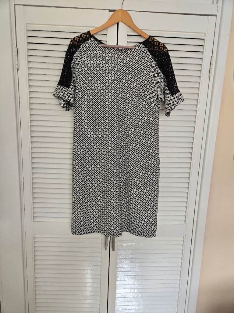 Black and White Patterned Dress with Lace Sleeves – Good Condition