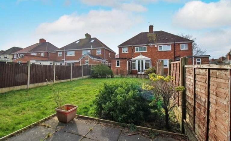 Guarantor needed to rent this 3 bed house, dont reply is it available as its advertised*