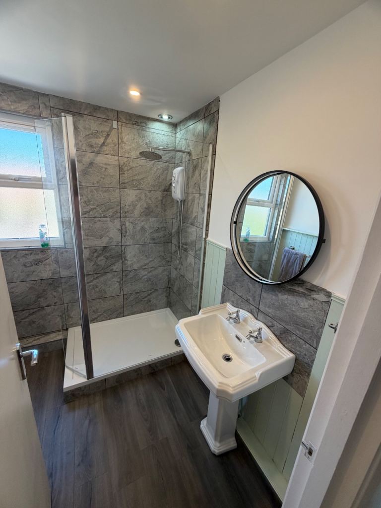 2 bed flat and garage Clifton